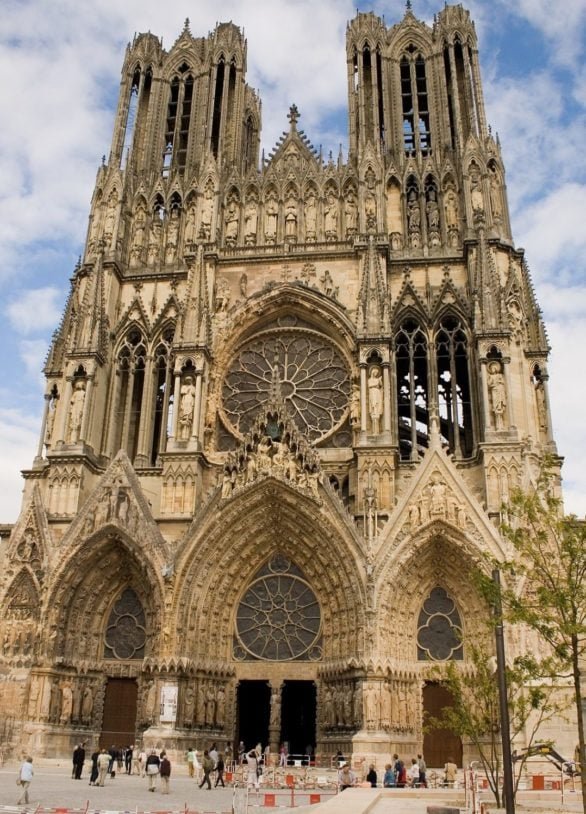 Reims – Grande Leste, 180 mil habitantes. Famosa por ser o centro da produção de champanhe, Reims também é histórica devido à sua catedral. A Catedral de Reims, o Palácio de Tau e o Museu de História de Reims são atrações imperdíveis.

