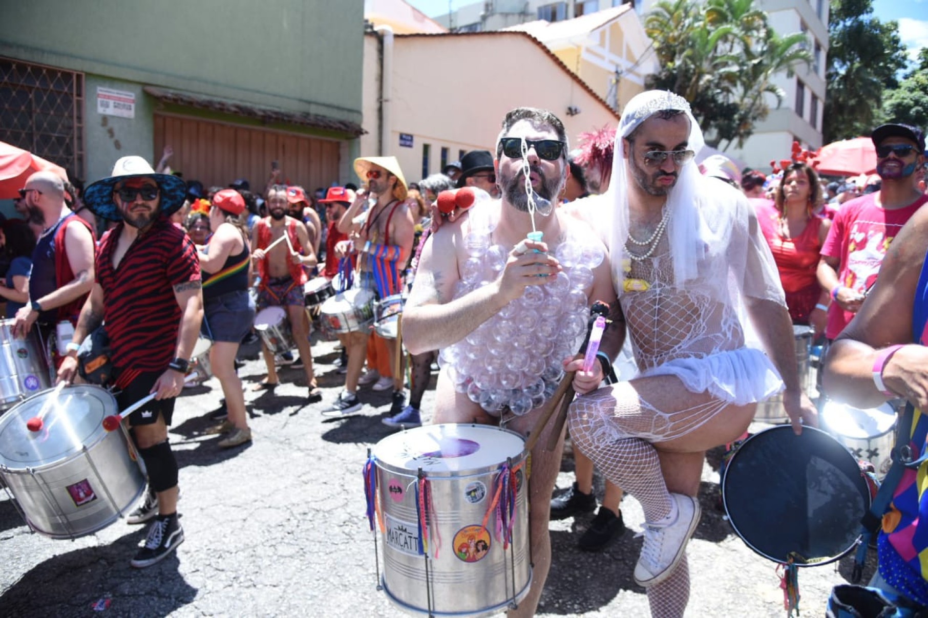Bloco Ziriggydum Stardust faz seu cortejo no Floresta, ao som de clássicos do pop misturados ao ritmo do carnaval-Gladyston Rodrigues/Em/D.A. Press
