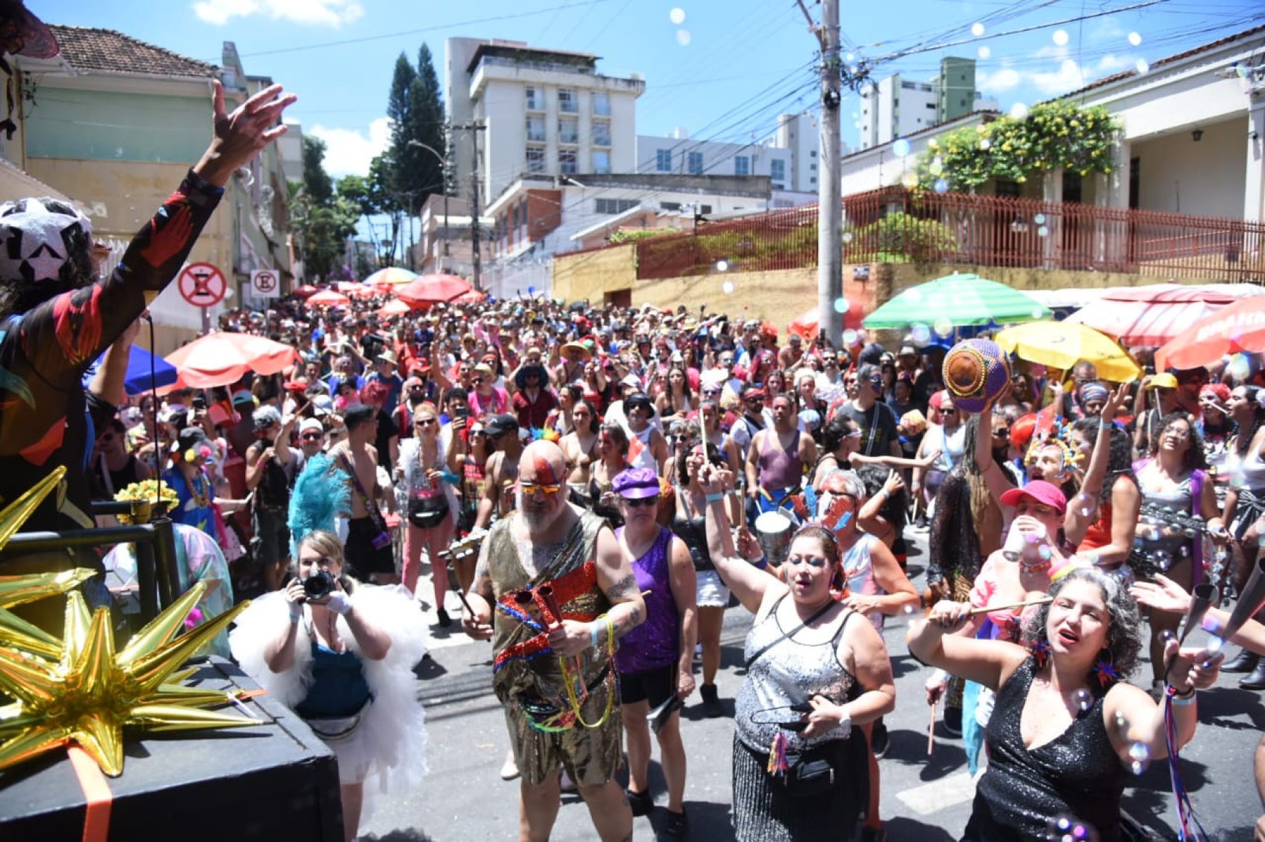 Bloco Ziriggydum Stardust faz seu cortejo no Floresta, ao som de clássicos do pop misturados ao ritmo do carnaval-Gladyston Rodrigues/Em/D.A. Press