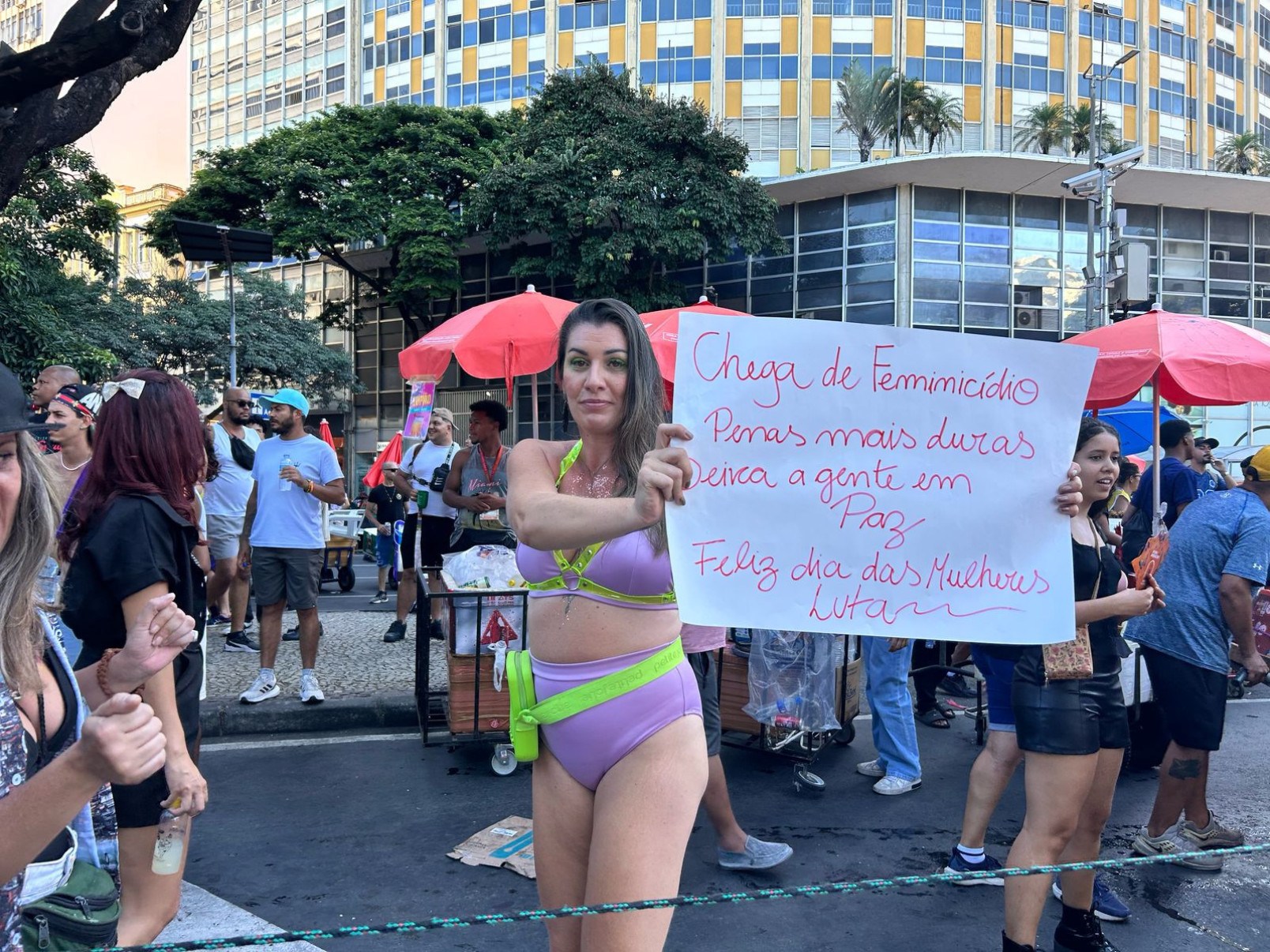  Sued Saffi protestou contra o feminicídio no Bloco do Malvadão, do cantor Xamã-Bel Ferraz/EM/D.A Press