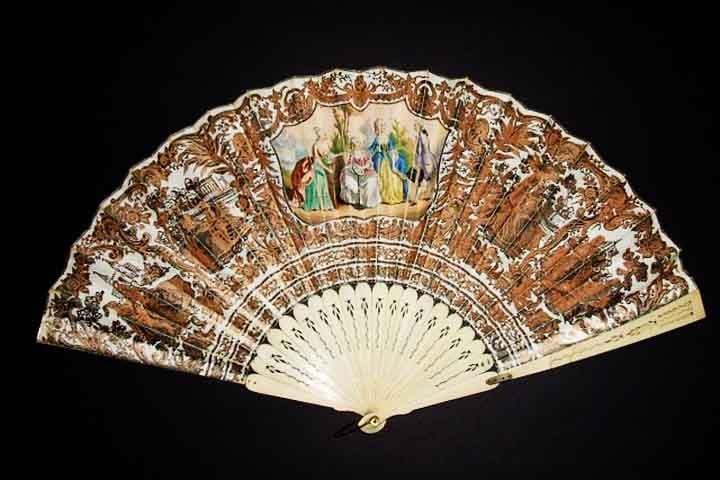 Os primeiros leques eram de plumas; os de marfim só surgiram no século 10 a.C. A criação deste objeto foi focado em  auxiliar a dissipar a sensação provocada pelo calor, mas logo tornou-se um elemento de distinção de classe.