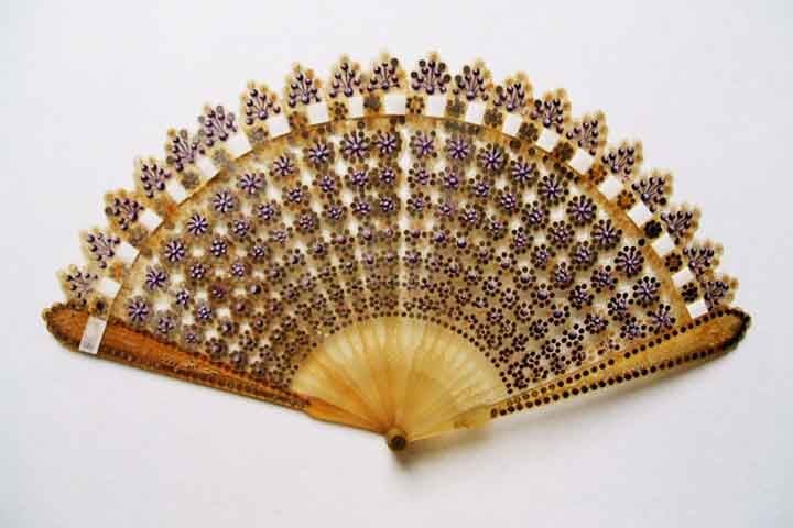 No Oriente, ele chegou a ser usado até para afastar o povo do soberano quando este saía a passeio. Esse objeto era um sinal de poder e dignidade, sendo usado em bailes de máscaras no Japão e em cerimônias tradicionais. 