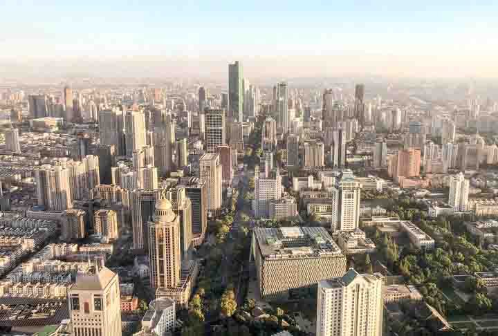 Nanjing – Jiangsu, 8 milhões de habitantes. Uma cidade histórica, Nanjing foi a capital da China em várias dinastias. Visite o Mausoléu de Sun Yat-sen, o Templo de Confúcio e o Museu de Nanjing.

