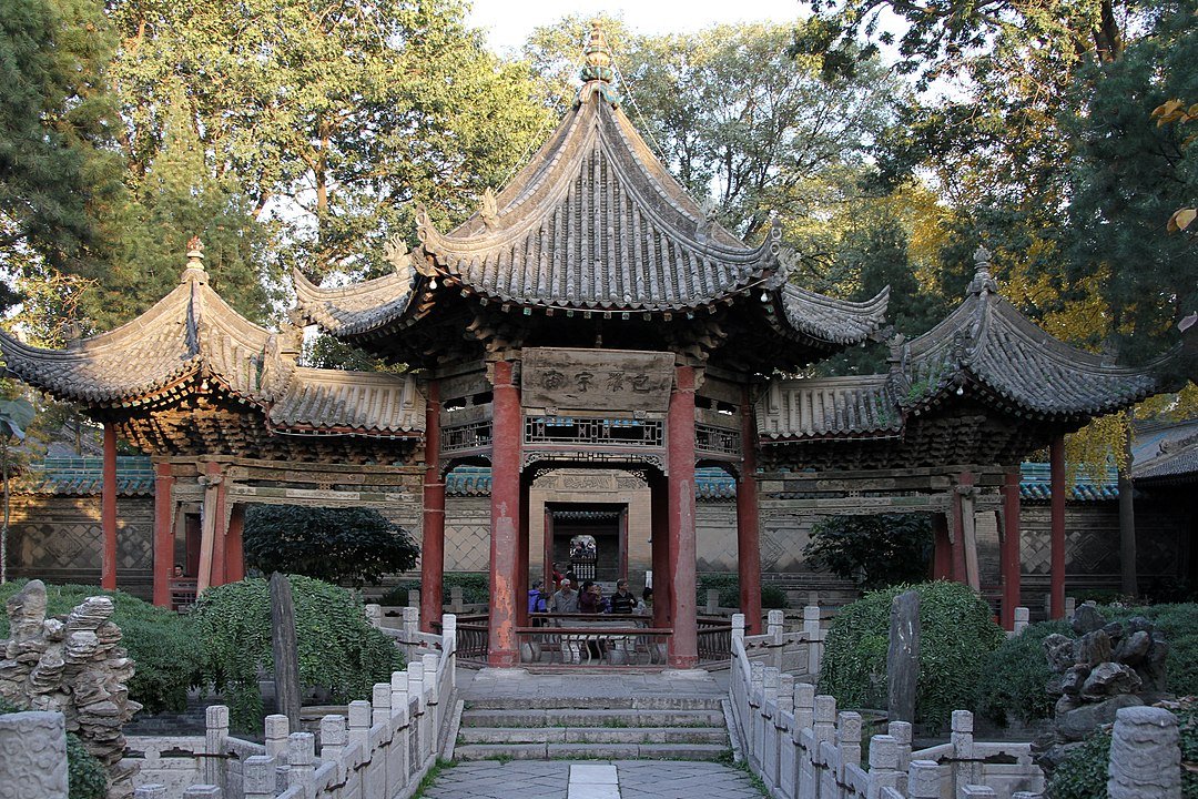 Xi'an – Shaanxi, 12 milhões de habitantes. Antiga capital da China e lar dos guerreiros de terracota, Xi'an tem uma rica herança histórica. O Exército de Terracota, a Muralha de Xi'an e a Grande Mesquita de Xi'an são atrações imperdíveis.

