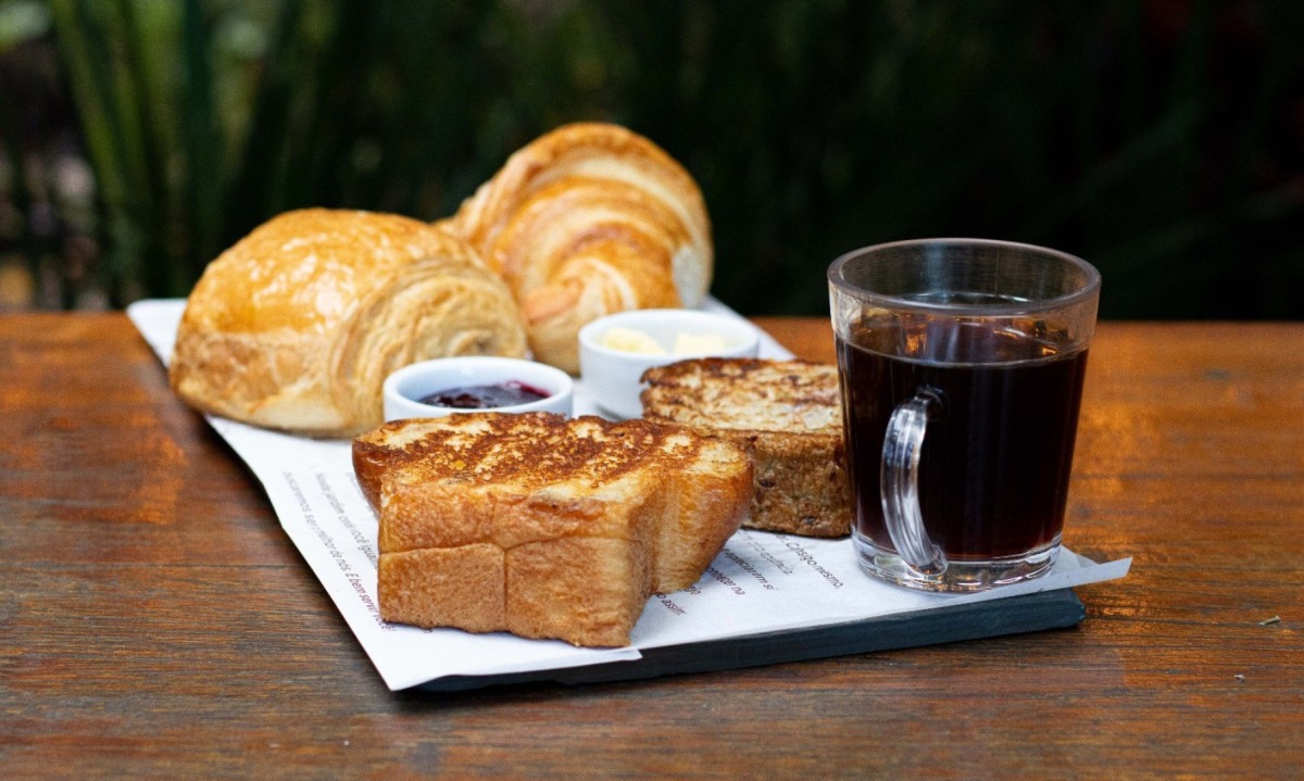 Clássico na eli Boulangerie, o brunch reúne pães e geleias da casa -  (crédito: Helô Carvalho/Divulgação)