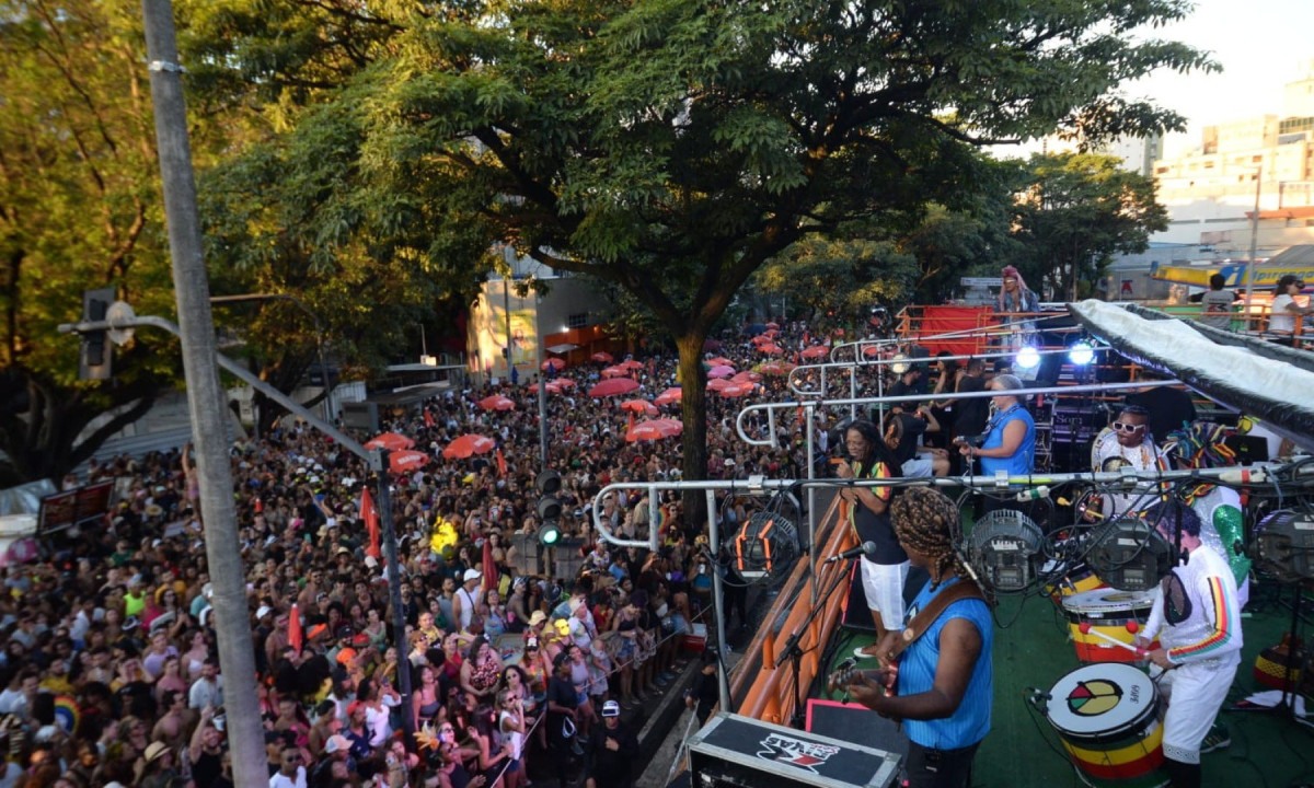 Grupo Olodum se apresentou no pós-carnaval de Belo Horizonte no Bloco do Futuro -  (crédito: Túlio Santos/EM/D.A.Press)