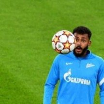 Volante brasileiro sofre racismo, mostra dedo do meio e é expulso na Europa - No Ataque Internacional