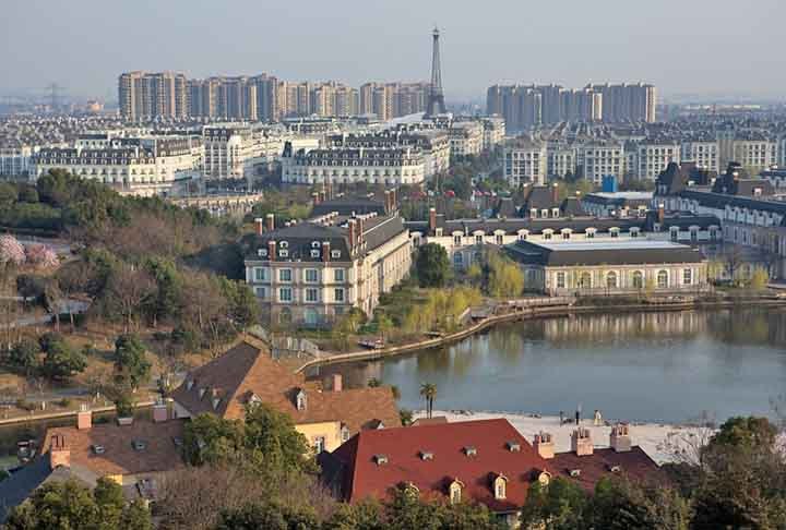 Hangzhou – Zhejiang, 10 milhões de habitantes. Hangzhou é famosa por seu belo Lago Oeste e sua paisagem serena. O Lago Oeste, o Templo Lingyin e a Vila da Cultura do Chá são locais de grande beleza.

