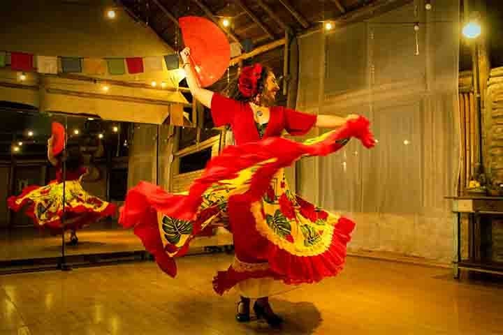 Ele é usado tanto como item prático para se refrescar do calor quanto como elemento cultural em danças tradicionais (Flamenca) e cerimônias formais. 