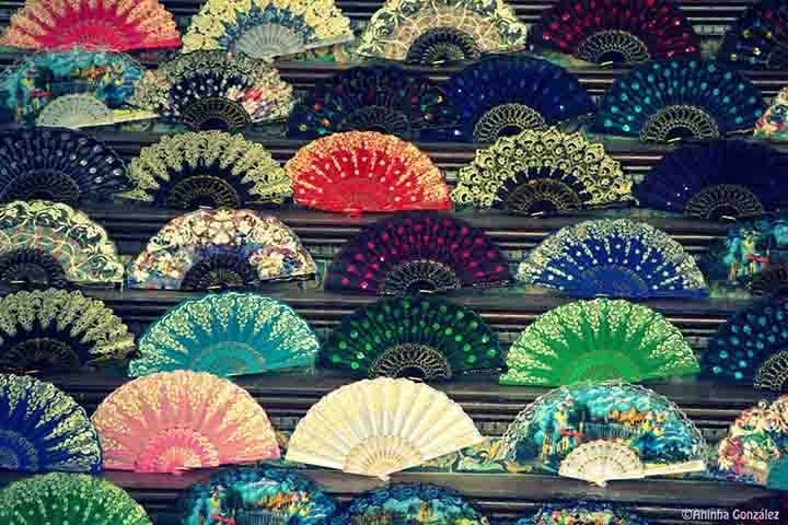 Embora tenha perdido parte de sua popularidade como acessório de moda no mundo ocidental, o leque continua a ser amplamente utilizado em muitas partes da Ásia. 