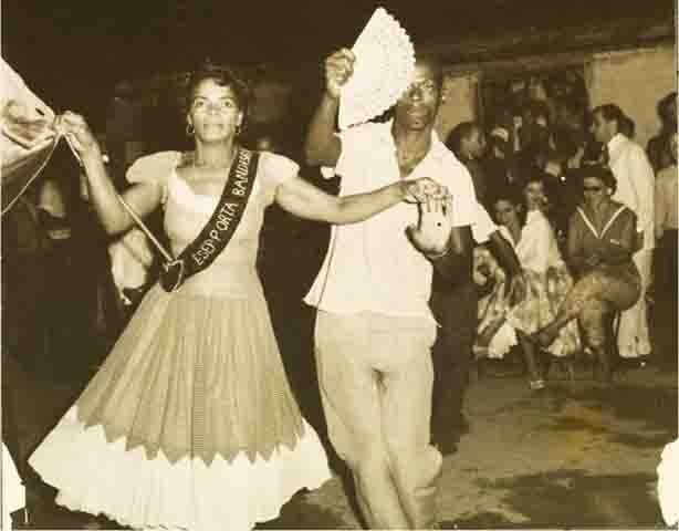 O leque é um acessório usado no carnaval e também era utilizado pelos mestre-salas que cortejam as porta-bandeiras e defendem e apresentam o pavilhão de cada escola de samba. 