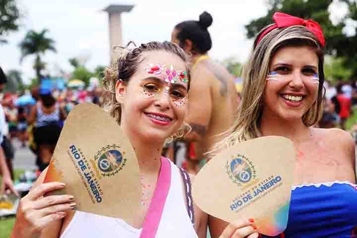 Os leques começaram a ser usados no carnaval no século XIX, quando os leques 