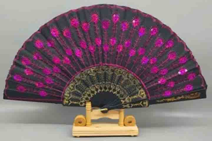 A coleção de leques da Fundação Maria Luisa e Oscar Americano encaixa-se na categoria de “leques comemorativos”. A ideia de se perpetuar acontecimentos notáveis nos leques surgiu na França, no século XVII.