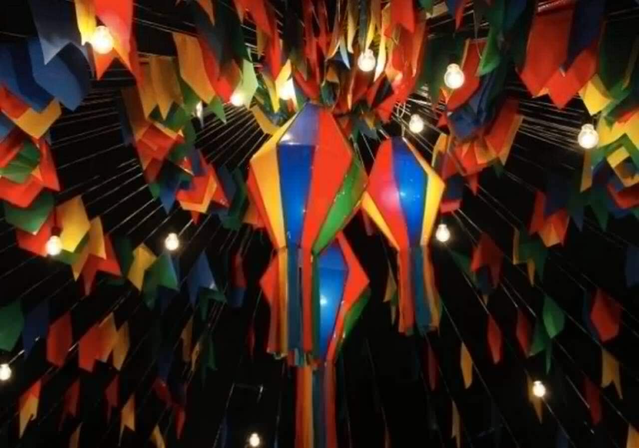 No Brasil, a pipoca também ocupa um lugar especial em eventos culturais e festividades. Durante as festas juninas, por exemplo, ela é tão tradicional quanto as bandeirinhas e as fogueiras, reforçando seu vínculo com celebrações populares. -  (crédito: Divulgação)