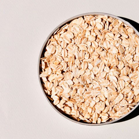 Além disso, a aveia também contém avenantramida, um composto bioativo com ação antioxidante e anti-inflamatória. Ele melhora a função do hormônio insulina e ajuda a controlar a glicemia de pessoas que já possuem diabetes.