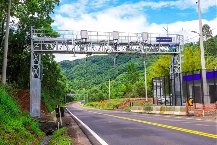 O novo modelo permite que os motoristas passem direto, sem necessidade de parada. Depois, haverá um prazo de 30 dias para pagamento por aplicativo ou sites das concessionárias. A cobrança será apenas pela quilometragem percorrida.-Gustavo Mansur/Governo do estado