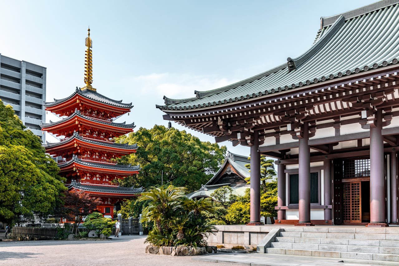 Fukuoka – Fukuoka, 1,6 milhão de habitantes. Fukuoka é uma cidade moderna, com belas praias e uma cena gastronômica famosa. Visite o Templo Shofukuji, o Parque Ohori e o Mercado de Ramen de Fukuoka.

