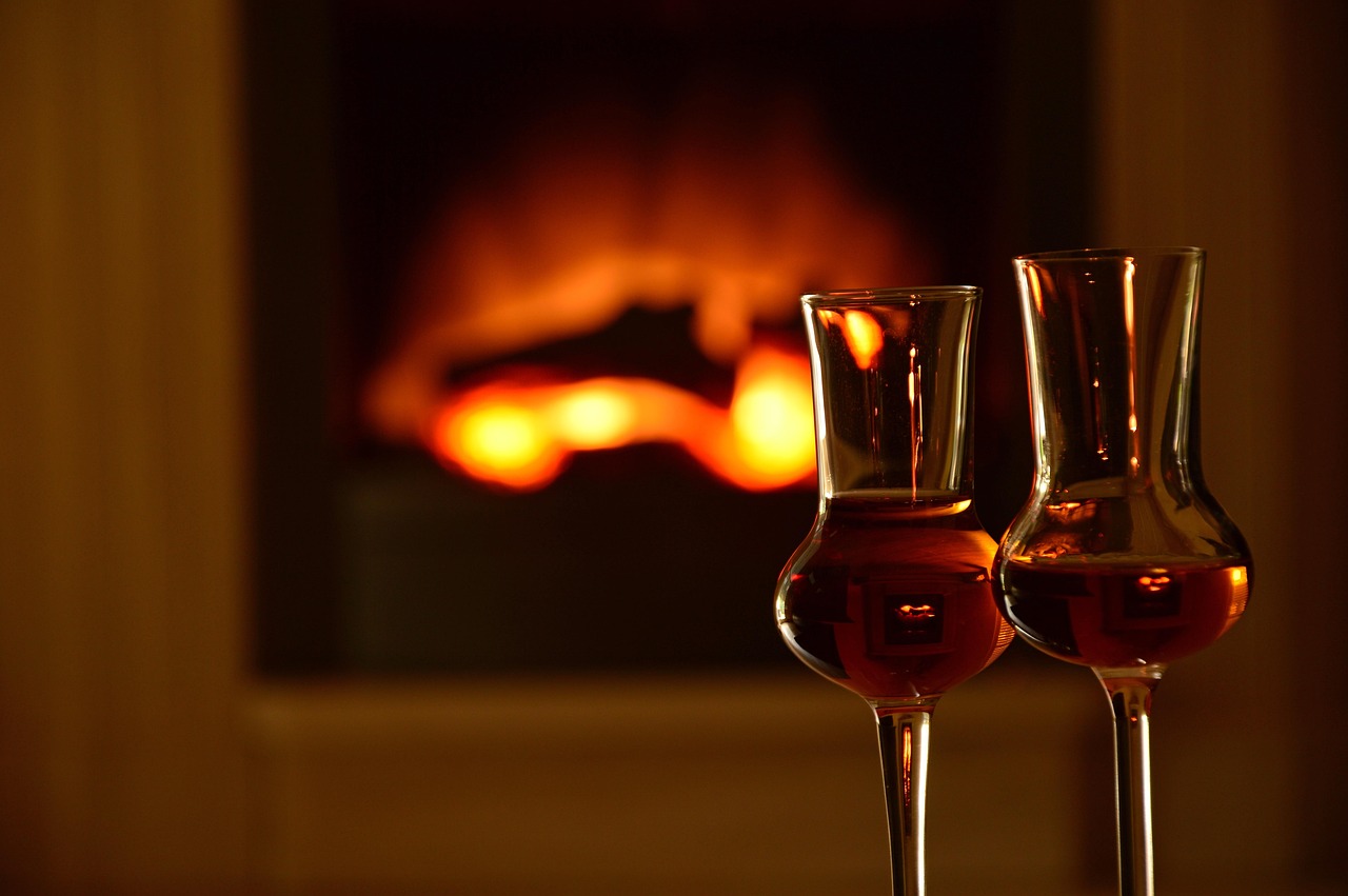 O frio sempre exigiu soluções eficazes para manter os ambientes aquecidos, e a lareira tornou-se essencial em regiões de temperaturas baixas. Em chalés e casas de campo, seu uso é quase indispensável, pois proporciona uma fonte de calor constante e eficiente.