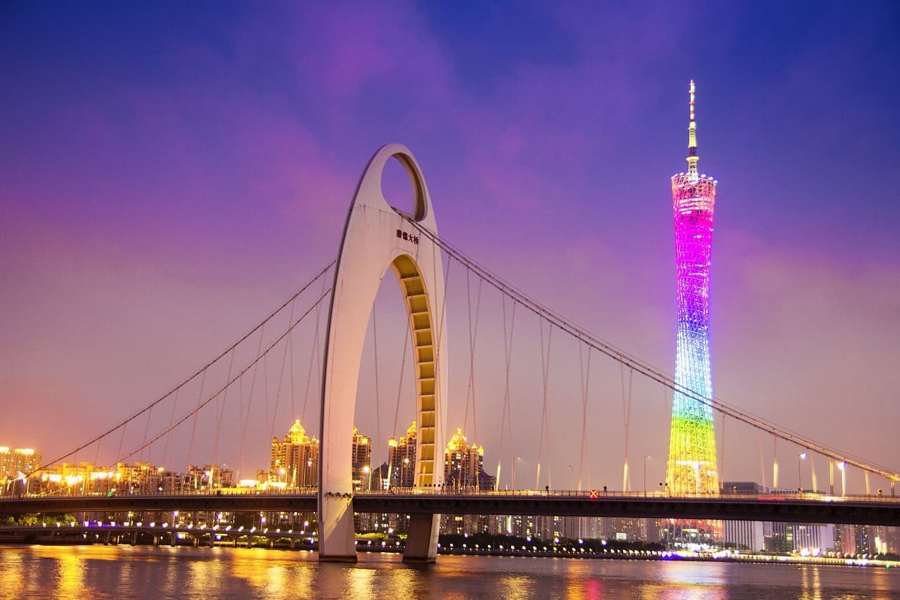 Guangzhou – Guangdong, 14 milhões de habitantes. Guangzhou, também conhecida como Cantão, é um centro de comércio e cultura no sul da China. Visite a Torre de Cantão, o Templo de Guangxiao e o Museu de Guangdong.

