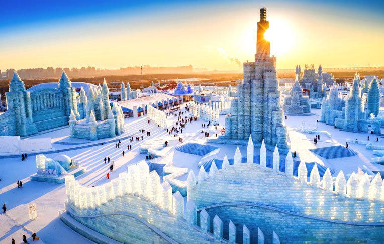 Harbin – Heilongjiang, 10 milhões de habitantes. Famosa por seu festival de gelo no inverno, Harbin tem uma forte influência russa. O Festival de Gelo e Neve de Harbin, a Igreja de São Nicolau e o Parque Zhaolin são atrações da cidade.

