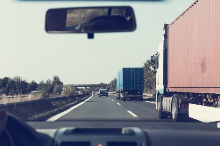 Com isso, uma mesma estrada pode ter mais de uma praça de pedágio, ou seja, o motorista paga mais de uma vez dependendo do seu trajeto. -Imagem de Markus Spiske por Pixabay