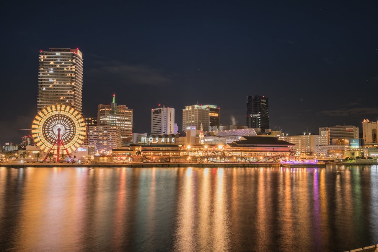 Kobe – Hyogo, 1,5 milhão de habitantes. Localizada no Mar do Japão, Kobe é conhecida por seu porto e a carne de Kobe. O Porto de Kobe, o Museu de Arte de Kobe e o Monte Rokko são atrações populares.

