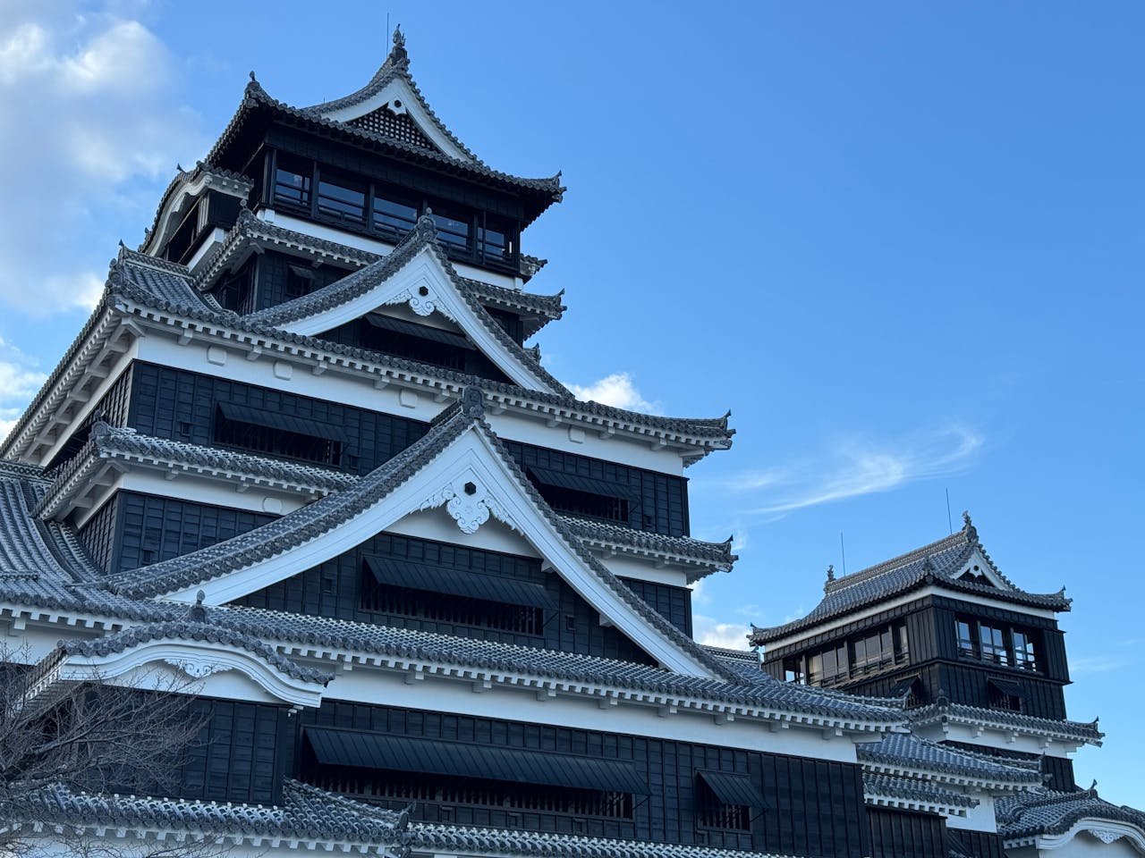 Kumamoto – Kumamoto, 740 mil habitantes. Famosa pelo seu castelo imponente, Kumamoto também tem paisagens naturais deslumbrantes. O Castelo de Kumamoto, o Jardim Suizenji e o Parque Shimada são locais turísticos da cidade.


