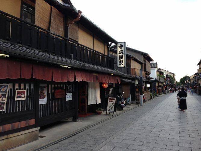 Kyoto – Kyoto, 1,5 milhão de habitantes. Antiga capital do Japão, Kyoto é famosa por seus templos e jardins. Visite o Templo Kinkaku-ji, o Castelo Nijo e o Bairro de Gion, onde você pode ver as tradicionais gueixas.

