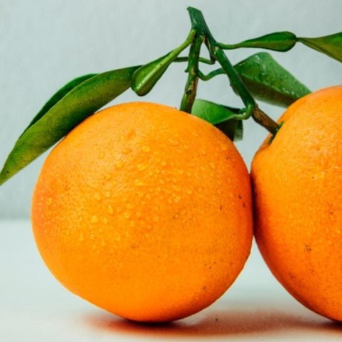 O efeito benéfico da laranja sobre o sistema cardiovascular não se limita apenas à redução do colesterol. Ela também tem um papel importante no controle da pressão arterial, devido ao seu alto conteúdo de potássio.