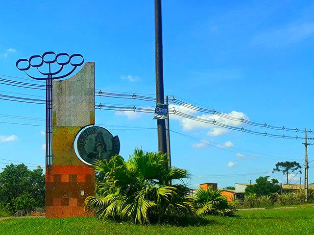 Hoje, a Rota dos Tropeiros é lembrada com monumentos no Sul e no Sudeste do Brasil. Entre eles, este monumento no município de Telêmaco Borba, no Paraná. -Simplus Menegati/wikipedia commons