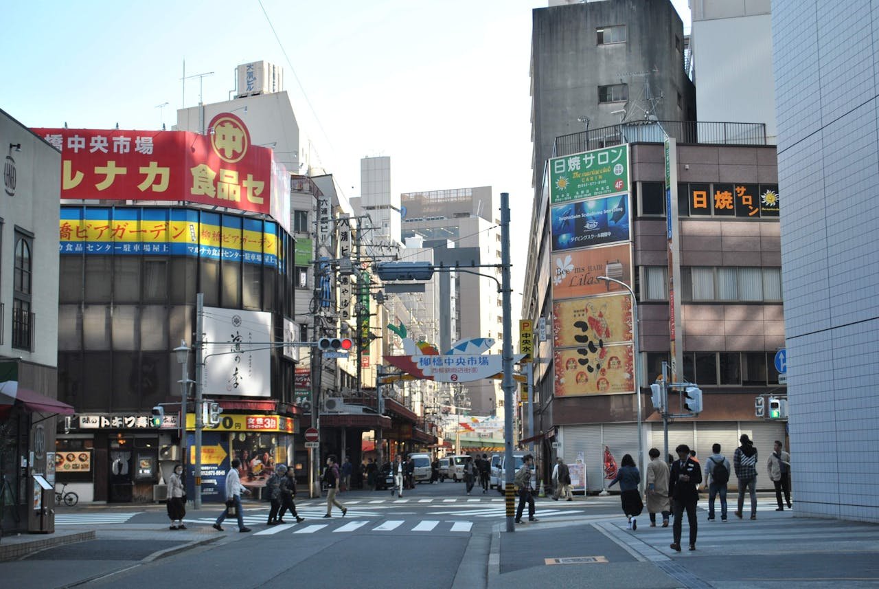 Nagoya – Aichi, 2,3 milhões de habitantes. Nagoya é uma cidade industrial moderna, mas com várias atrações históricas. O Castelo de Nagoya, o Santuário Atsuta e o Museu Toyota são pontos turísticos a explorar.


