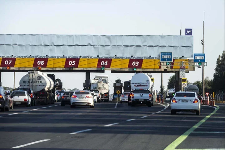 O valor cobrado em pedágios do Brasil muitas vezes é questionado por motoristas em razão do alto custo das tarifas.-Divulgação/Confederação Nacional do Transporte