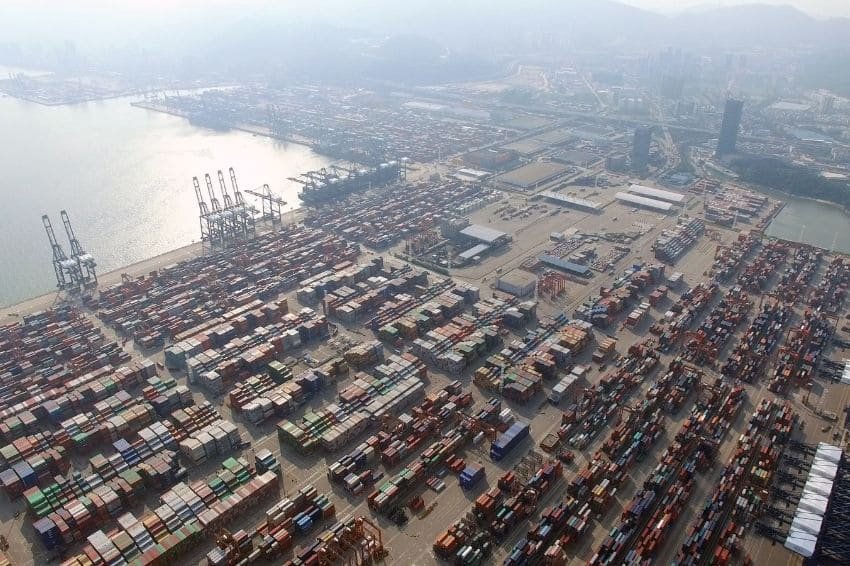 Shenzhen – Guangdong, 13 milhões de habitantes. Localizada ao lado de Hong Kong, Shenzhen é uma das cidades mais modernas da China. O Parque de Diversões Window of the World, o Museu de Arte de Shenzhen e o Shenzhen Bay Park são pontos turísticos imperdíveis.

