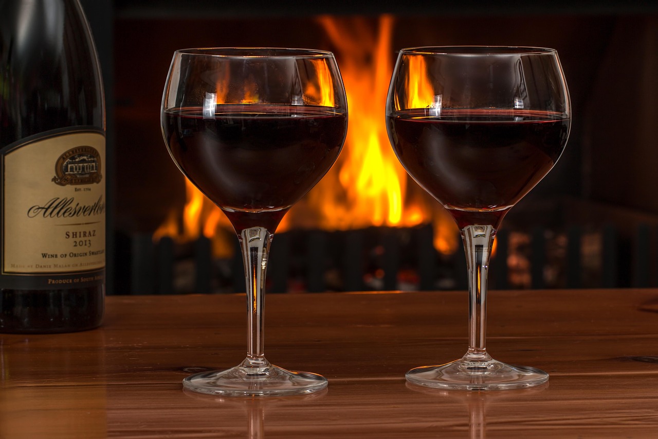 Momentos especiais, como degustar um vinho em uma noite fria ou reunir a família para uma refeição, tornam-se ainda mais memoráveis com a presença da lareira.