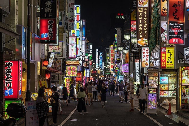 Tóquio – Tóquio, 14 milhões de habitantes. A capital do Japão é uma megalópole vibrante que combina tradição e modernidade. Não deixe de visitar o Templo Senso-ji, o bairro de Shibuya, a Torre de Tóquio e o Mercado de Tsukiji.

