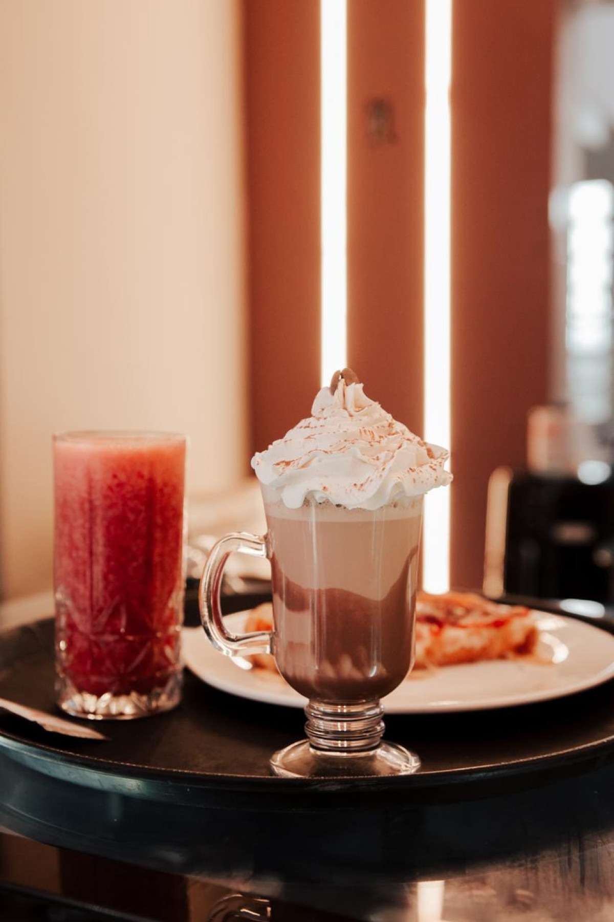 A estrela do Coisa de Vó é o cappuccino com chantili e ganache de chocolate
