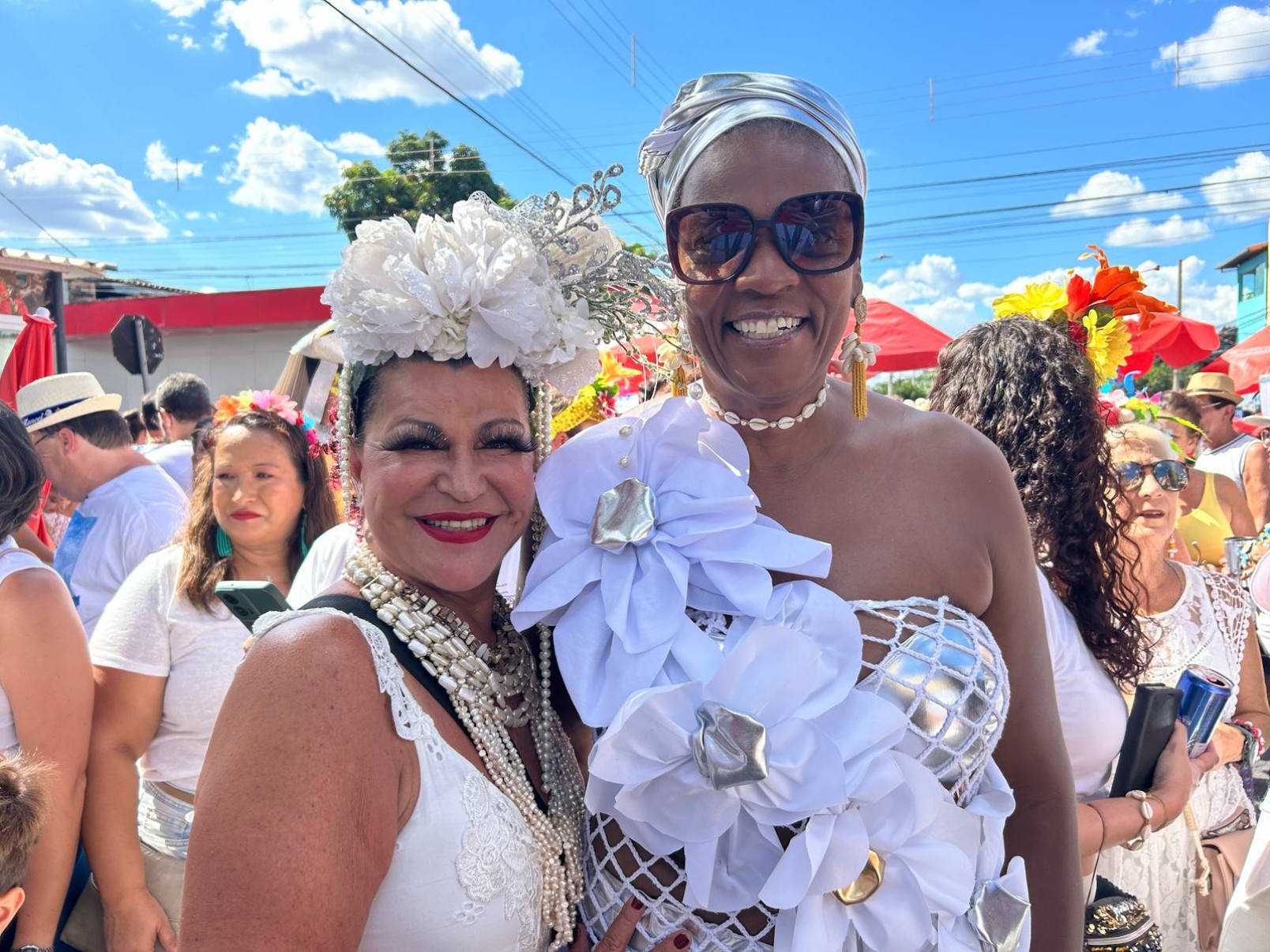 As amigas Fátima Santana, de 65 anos, e Marcia Rodrigues, de 55, aproveitam o pós-carnaval no bloco Filhas de Clara