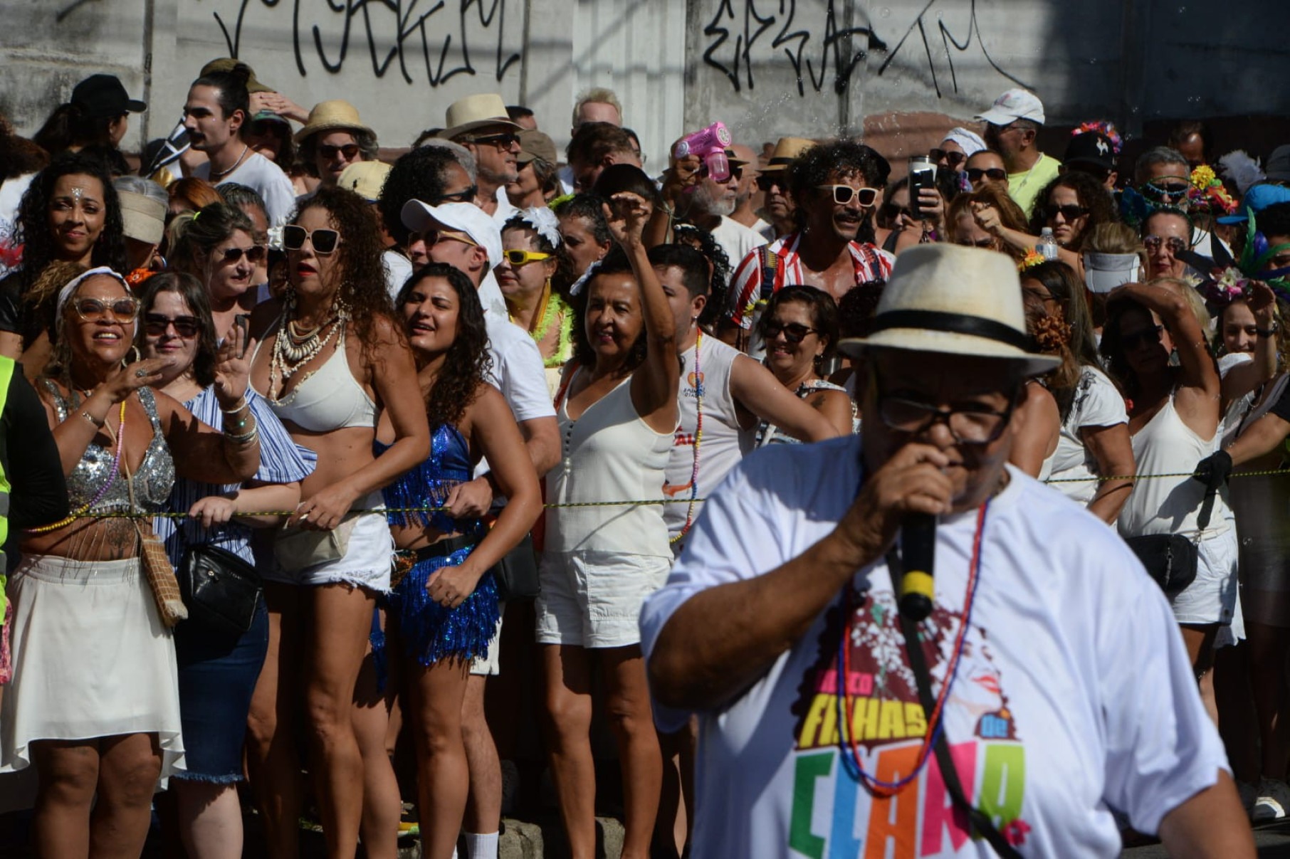 Foliões se despedem do carnaval no Bloco Filhas da Clara-Túlio Santos/EM/D.A Press