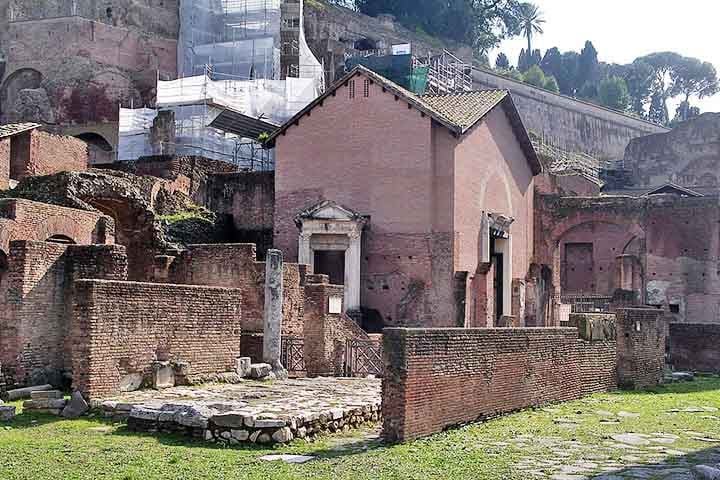 A origem das capelas remonta ao Cristianismo primitivo, quando fiéis criavam pequenos espaços para culto em casas ou cavernas. Na Idade Média, nobres e monarcas construíram capelas particulares em castelos e palácios
