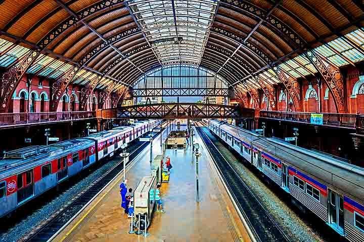 Inaugurada em 16 de fevereiro de 1867, a Estação da Luz é um marco histórico da cidade de São Paulo, com uma arquitetura vitoriana imponente, sendo projetada para ser a principal porta de entrada para a cidade. Ela foi construída com materiais importados da Inglaterra e passou por diversas reformas ao longo dos anos.