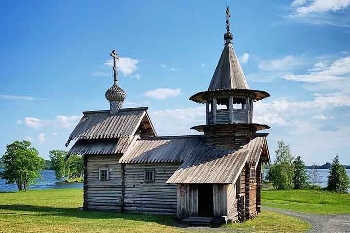 Com a expansão do cristianismo, elas se espalharam pela Europa e, depois, pelo mundo através de missões religiosas. Hoje, podem ser encontradas em escolas, hospitais, aeroportos e locais turísticos. Veja algumas capelas de beleza chamativa.