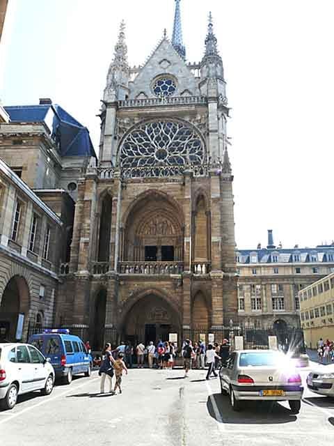 Saint-Chapelle (França) – 1242-1248 - Localizada em Paris, possui vitrais góticos deslumbrantes que criam efeitos incríveis com a luz. Construída no século XIII para abrigar relíquias sagradas. Sua arquitetura refinada encanta visitantes do mundo todo.