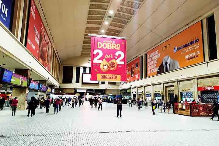 Inaugurada em 1858, a Estação Central do Brasil, situada no centro do Rio de Janeiro, é uma das estações ferroviárias mais famosas do país.