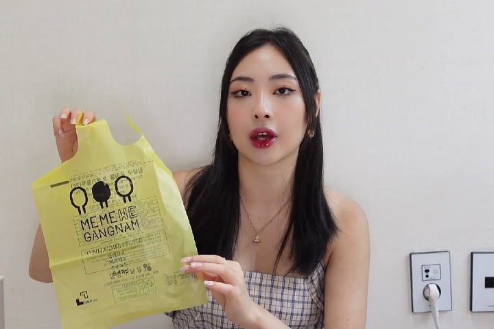 O sistema de reciclagem inclui três métodos principais: o uso de bolsas amarelas de três litros, que custam cerca de 300 wons (aproximadamente R$1,20). Elas são deixadas na rua e recolhidas pelo serviço municipal;-reprodução/youtube