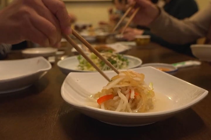 Por último, adesivos pré-pagos para restaurantes, que indicam que o pagamento pela coleta já foi realizado.-reprodução/youtube FRANCE 24 English