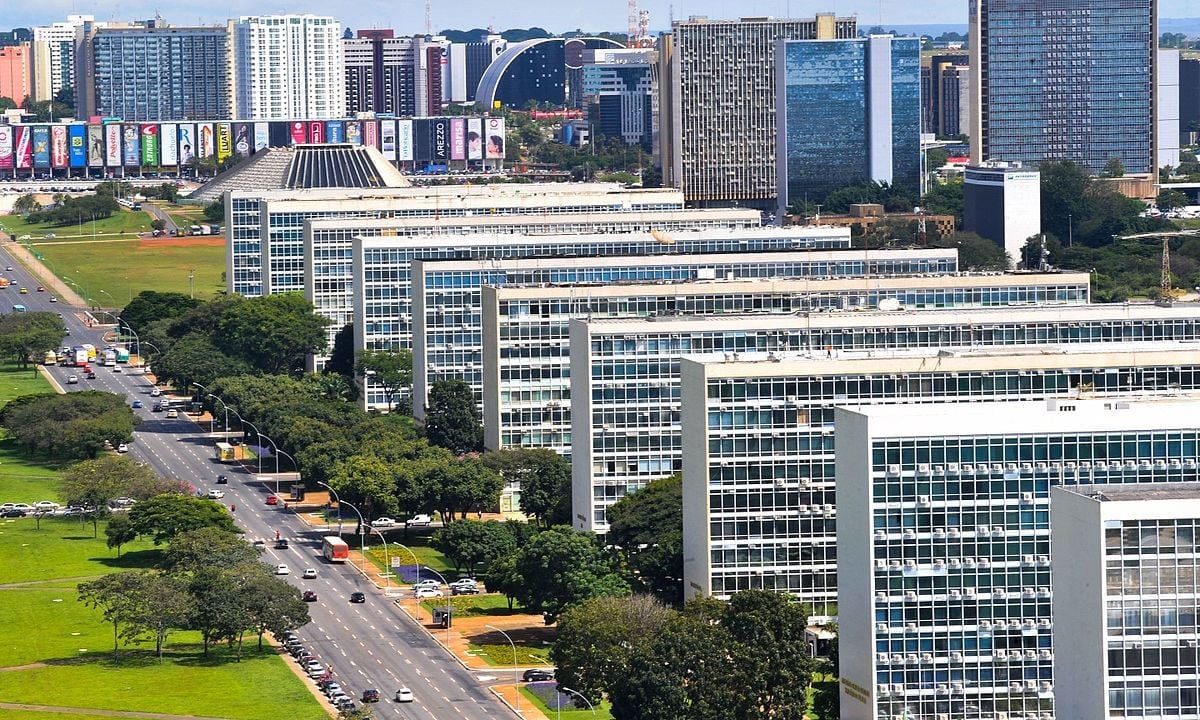 Brasília (DF), a capital federal, tem um custo de vida considerável, impulsionado principalmente pelos altos salários do setor público e pela procura por imóveis em regiões nobres.