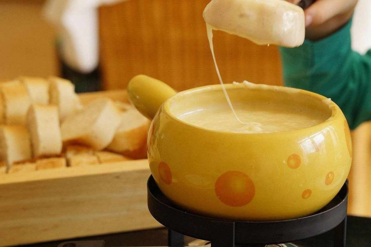No Brasil, o fondue se tornou um prato muito apreciado, especialmente em regi&otilde;es mais frias. Locais como Campos do Jord&atilde;o (SP), Gramado (RS) e o interior de Santa Catarina s&atilde;o conhecidos por oferecerem experi&ecirc;ncias gastron&ocirc;micas incr&iacute;veis com fondues variados.