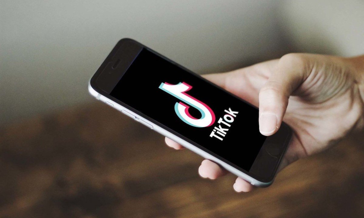 Mão segura celular com tela aberta no Tiktok; imagem meramente ilustrativa -  (crédito: flickr)