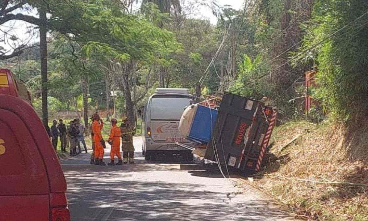 Ainda n&atilde;o h&aacute; informa&ccedil;&otilde;es sobre o n&uacute;mero de passageiros no &ocirc;nibus e a din&acirc;mica do acidente -  (crédito: Divulga&ccedil;&atilde;o CBMMG)