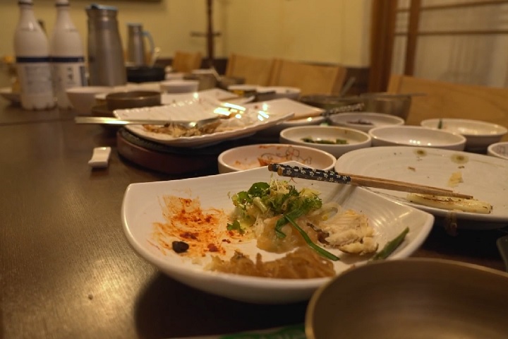 Nos restaurantes, as autoridades utilizam câmeras, e as multas podem exceder 10 milhões de wons (cerca de R$14.300) se forem detectadas irregularidades, como o descarte de menos resíduos do que o esperado.-reprodução/youtube FRANCE 24 English